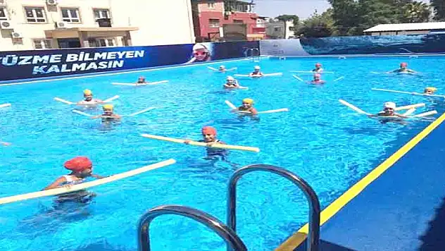 'Yüzme Bilmeyen Kalmasın' projesiyle 8 milyondan fazla genç ilk kez 'kulaç' attı