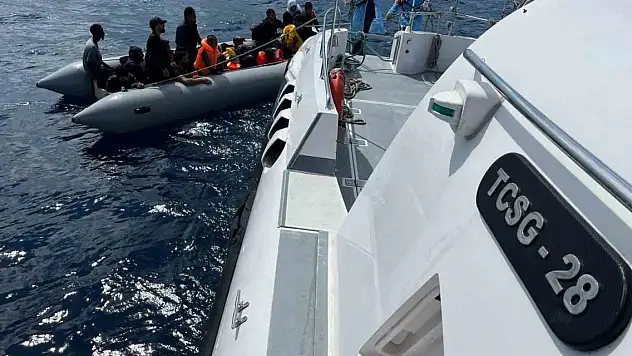 Türk karasularına geri itilen 24 kaçak göçmen kurtarıldı