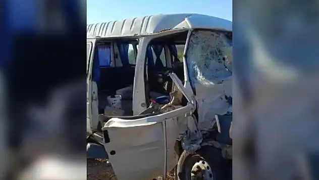 İşçileri taşıyan minibüs, traktöre çarptı 12 yaralı