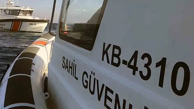 Alabora olan bottan denize düşen düzensiz göçmenlerin can pazarı