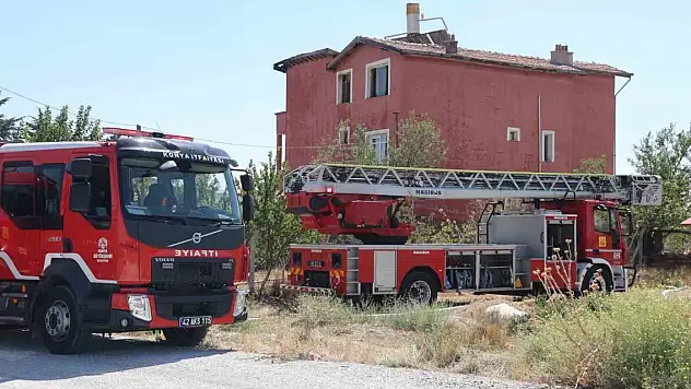 Konya'da üç katlı binanın çatı katında yangın