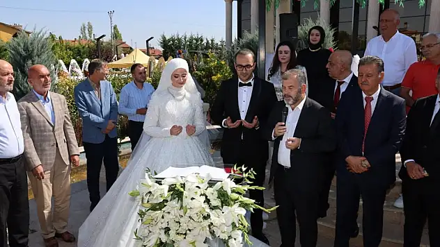 İş adamı Gülvezir Korkmaz kızını evlendirdi