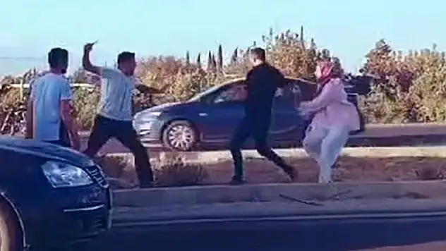 Otomobil sürücüsüne bıçakla saldırdı