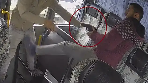 Minibüste husumetlisini vurup, düştüğü yerde darbetti