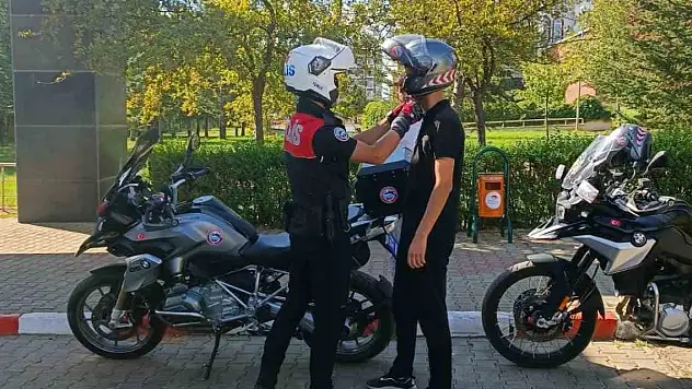 Öğrencileri, polisler sınava yetiştirdi