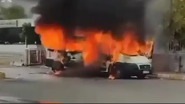 Park halindeki minibüs alev alev yandı