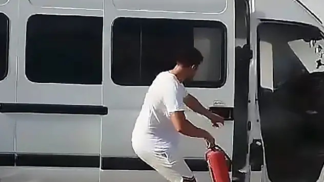 Polise direnip, ateşe verdiği minibüse kendini kilitledi