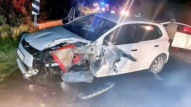 Kütahya'da iki otomobil kafa kafaya çarpıştı: 1 ölü, 1 yaralı