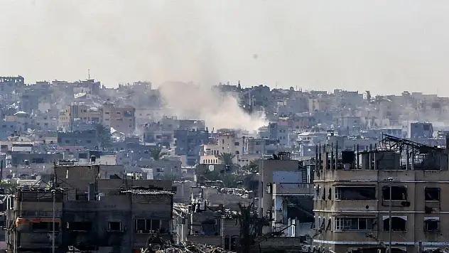 Katil İsrail'in Gazze'ye hava saldırısında en az 3 Filistinli öldü