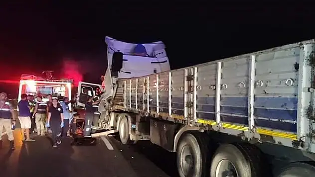 Önündeki TIR'a çarpan TIR'ın sürücü öldü