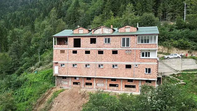 Uygun arazi bulamayınca 4 katlı 'apartman mandıra' yaptırdı