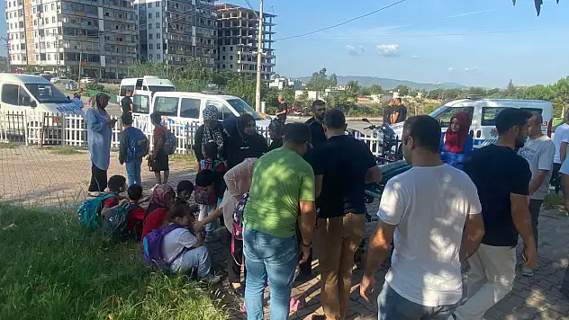 Okul servisiyle otomobil çarpıştı: 11 öğrenci yaralı