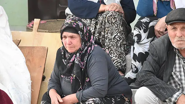 Yaşlı çift, evlerinin yanışını gözyaşlarıyla izledi