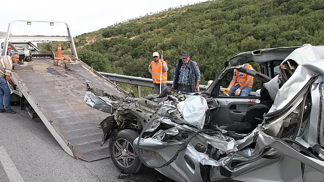 Hafif ticari araç, TIR'a arkadan çarptı: 1 ölü, 1 yaralı