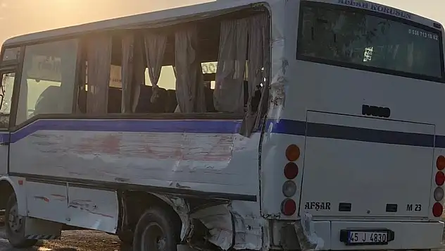 Manisa'da işçi servisiyle kamyonet çarpıştı: 1 ölü, 5 yaralı