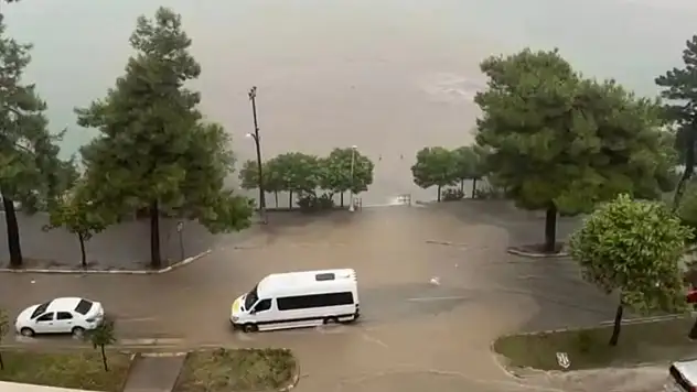 Giresun'da sağanak cadde ve sokaklar suyla doldu