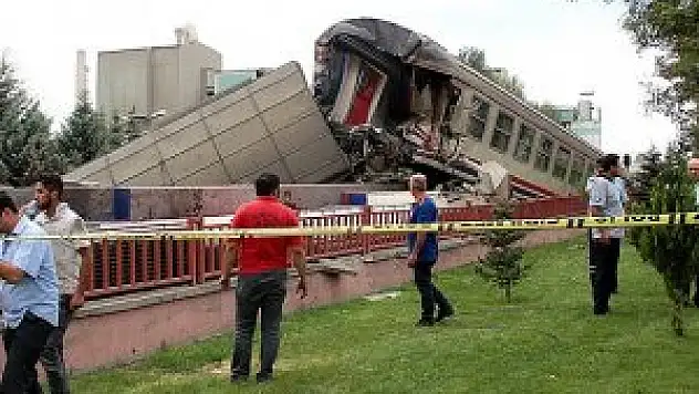 Elazığ'da yolcu treni ile yük treni çarpıştı: 1 yaralı
