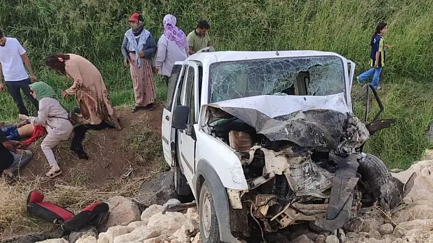 Yolcu minibüsü ile hafif ticari araç çarpıştı: 1 ölü, 8 yaralı