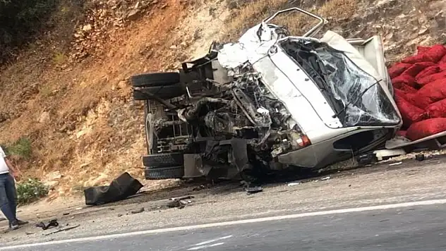 Kamyonet ile hafriyat kamyonu çarpıştı:2 yaralı