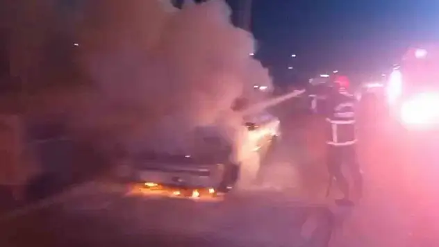 Şanlıurfa'da park halindeki otomobil alev alev yandı
