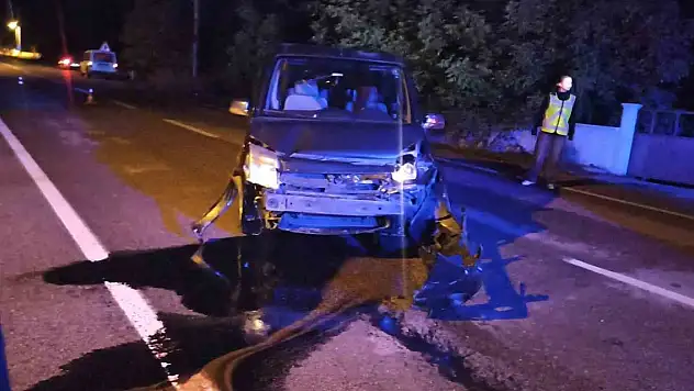 Konya'da hafif ticari araç bariyerlere çarptı: 1 yaralı