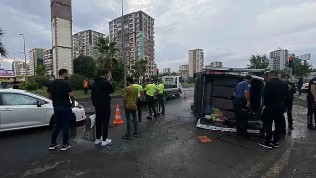 Diyarbakır'da otomobil ile şehir içi minibüs çarpıştı: 1'i bebek 9 yaralı