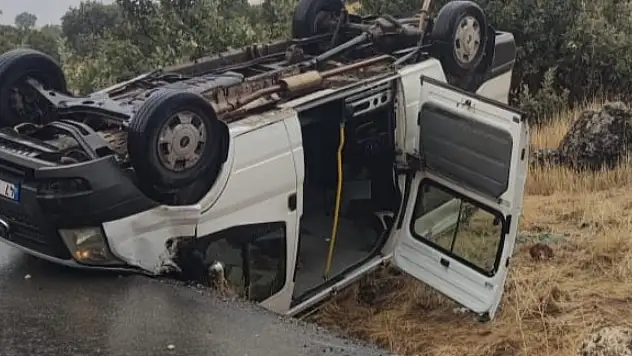 Mardin'de turistlerin taşındığı minibüs şarampole yuvarlandı: 7 yaralı