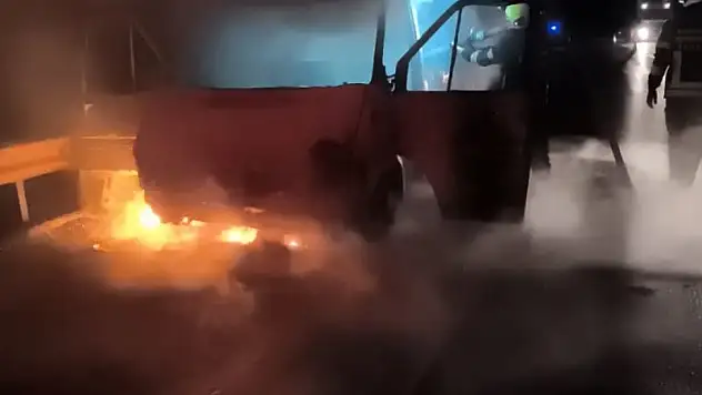 Seyir halindeki servis yandı