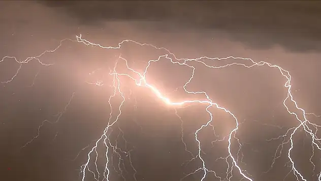 Yıldırım düştü 2 kadın hayatını kaybetti