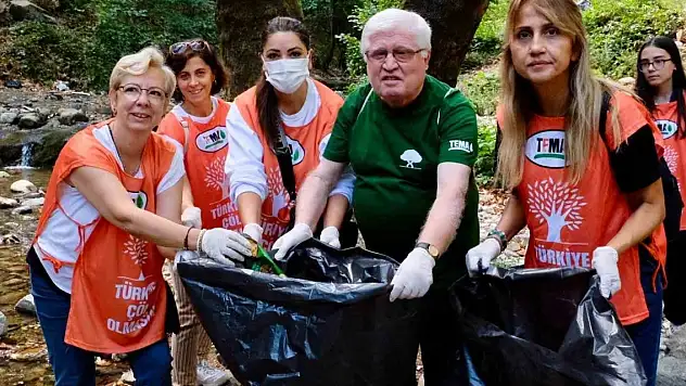 Dünya Temizlik Günü'nde 2 kamyon çöp topladılar