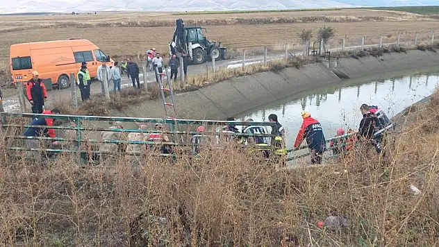 Kanala uçtular anne-baba öldü, kızları yüzerek kurtuldu