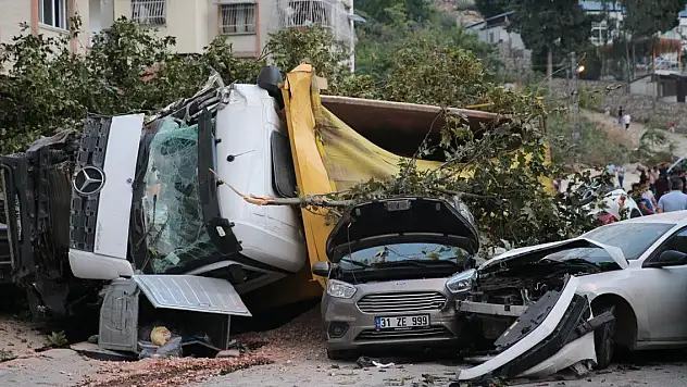 Freni arızalanan hafriyat kamyonu 7 araca çarptı: 5 yaralı