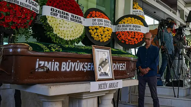 Şarkıcı Metin Arolat, İzmir'de son yolculuğuna uğurlandı