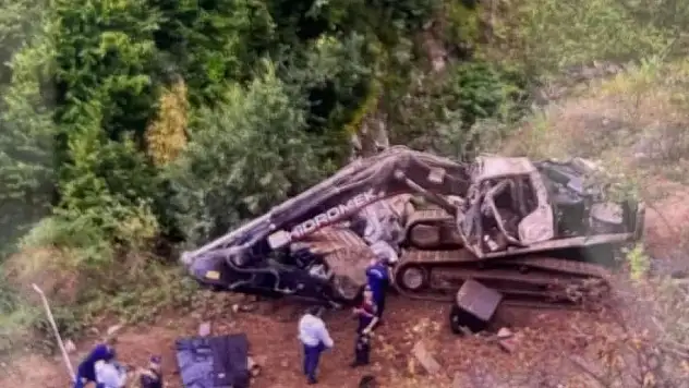 Artvin'de iş makinesi yüklü TIR şarampole yuvarlandı: 2 ölü