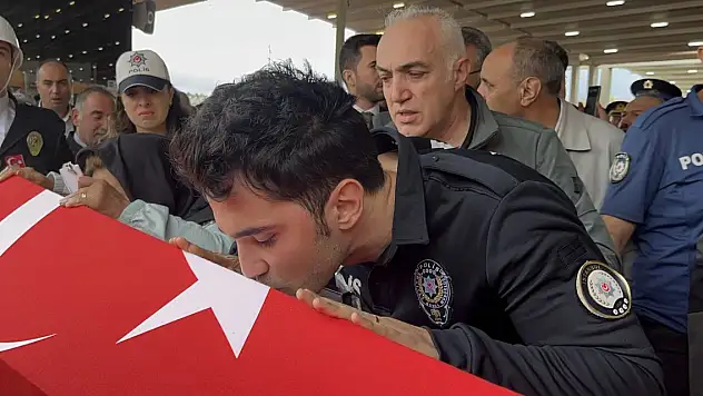 Şehit polis memuru Şeyda'yı, eşi tabutunu öperek son yolculuğuna uğurladı