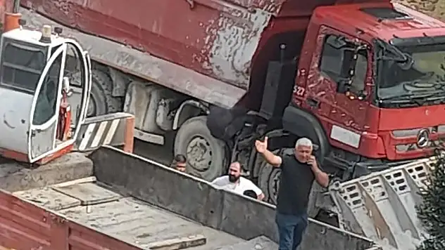 Tamir etmeye çalıştığı kamyon damperinin altında kalıp, öldü