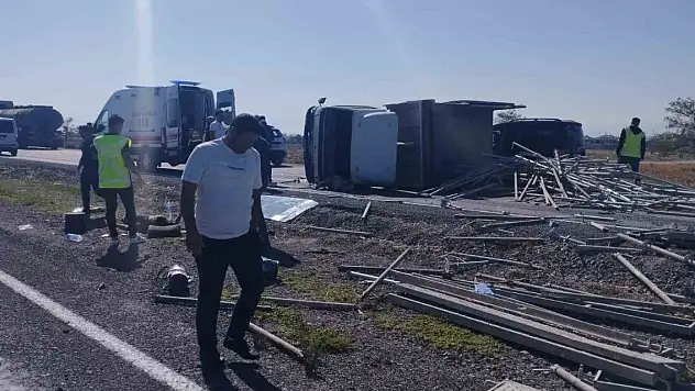 Konya'da lastiği patlayan kamyonet devrildi: 2 yaralı