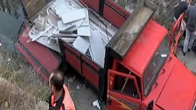 Freni boşalan kamyonet dereye uçtu