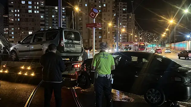 Hafif ticari araçla çarpışan otomobilin sürücüsü kaçtı: 5 yaralı