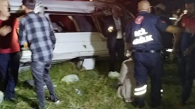 Bingöl'de yolcu minibüsü devrildi: 13 yaralı