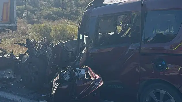Hafif ticari araç, park halindeki TIR'a çarptı: 3 ölü, 2 yaralı