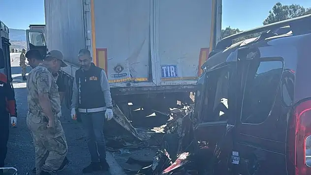 Üniversite kaydı için yola çıkan araç, arıza yapan tıra çarptı: 3 ölü, 2 ağır yaralı