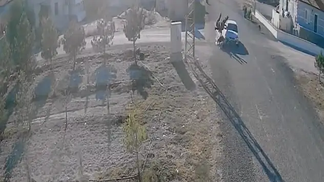 Konya'da otomobilin elektrikli motosikletle çarpıştığı kaza kamerada: 2 yaralı