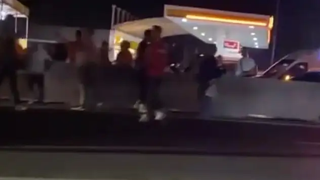 Yolun karşısına geçmeye çalışan yayalara minibüs çarptı: 2 ölü