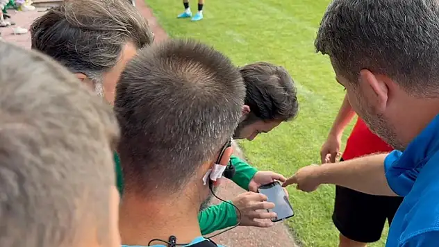 Hazırlık maçında telefonu VAR gibi kullanılan gazeteci gündem oldu