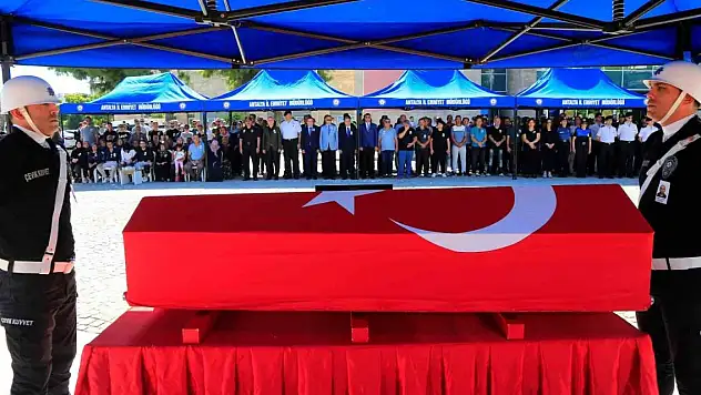 Gözyaşlarına hakim olamadılar... Polis memuruna son veda