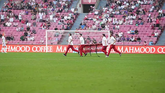 Samsunspor-Göztepe maçı... Solet, ambulansla hastaneye kaldırıldı