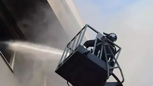 Komşular 3 çocuğu alevlerin içinden aldı