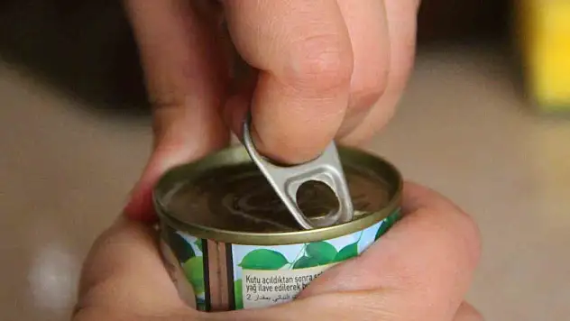 Konserve açarken elinizden olmayın