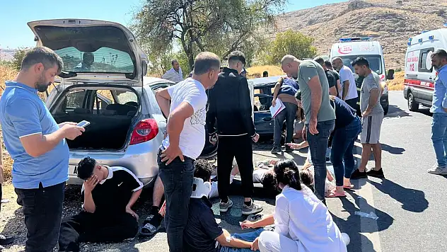 Otomobiller kafa kafaya çarpıştı 1'i ağır, 11 yaralı